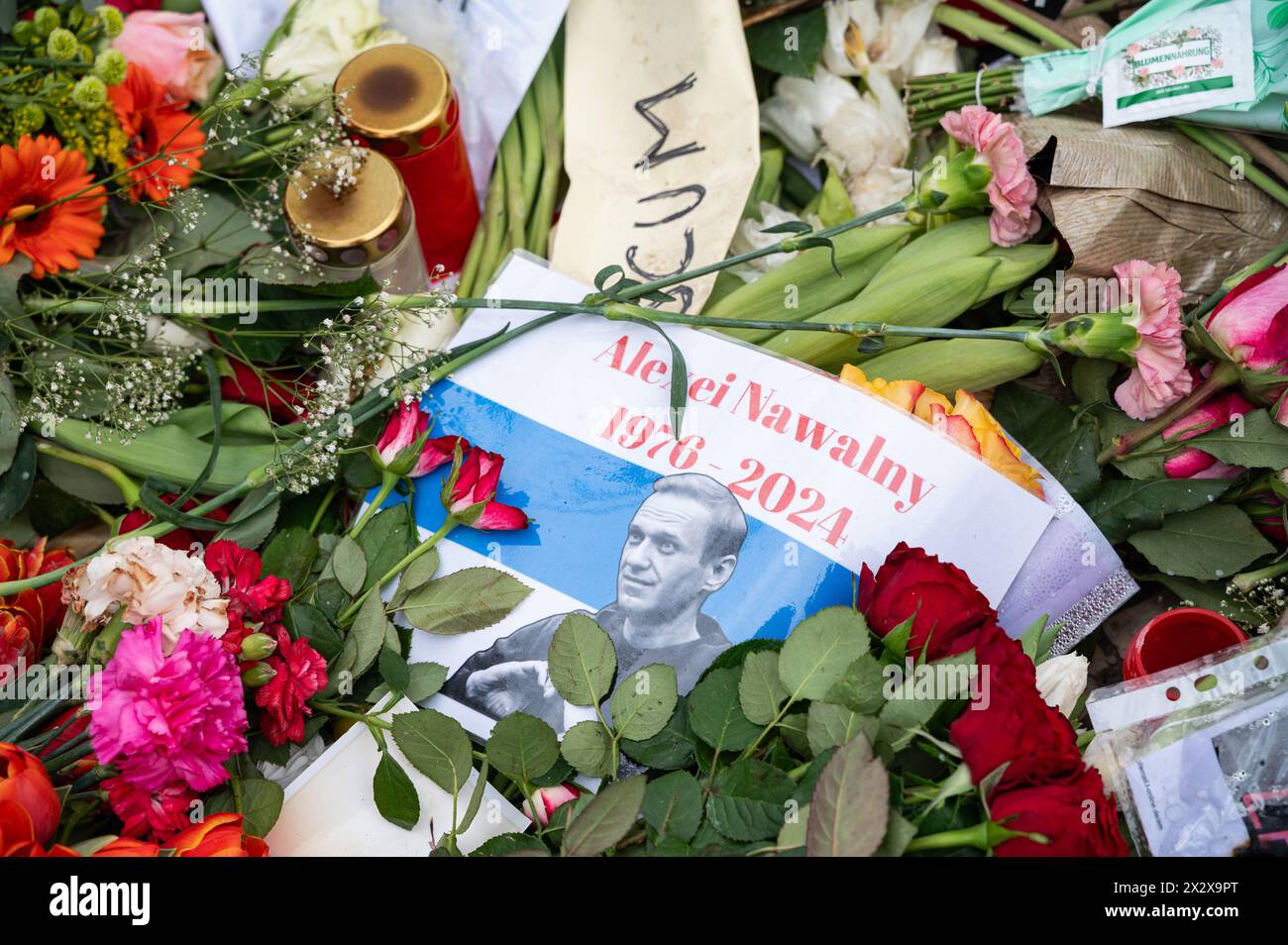 24.02.2024, Berlin, Deutschland - Europa - ein improvisiertes Denkmal aus Blumen, Kerzen und Bildern für den russischen Oppositionsführer Alexej Nawalny IS Stockfoto