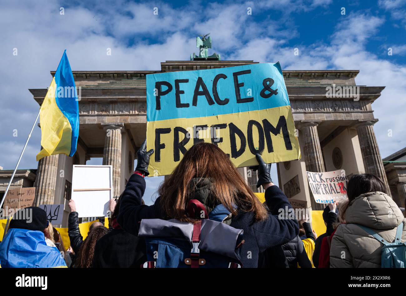 24.02.2024, Berlin, Deutschland - Europa - rund 2000 Menschen nehmen an einer friedlichen proukrainischen Protestkundgebung zum zweiten Jahrestag der Russi Teil Stockfoto