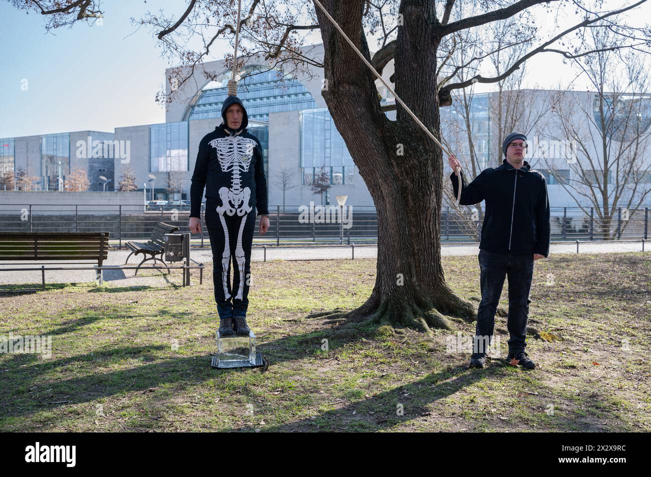 07.03.2024, Berlin, Deutschland - Europa - der deutsche Klimaaktivist Wolfgang Wolli Metzeler-Kick trägt ein Skelett-Kostüm und steht mit einer Schlinge herum Stockfoto