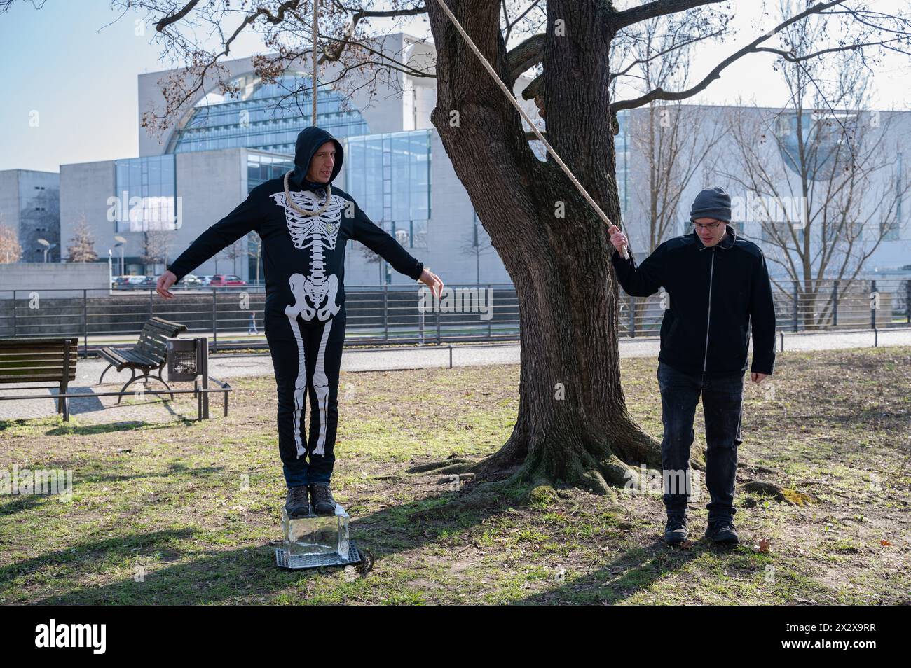 07.03.2024, Berlin, Deutschland - Europa - der deutsche Klimaaktivist Wolfgang Wolli Metzeler-Kick trägt ein Skelett-Kostüm und steht mit einer Schlinge herum Stockfoto