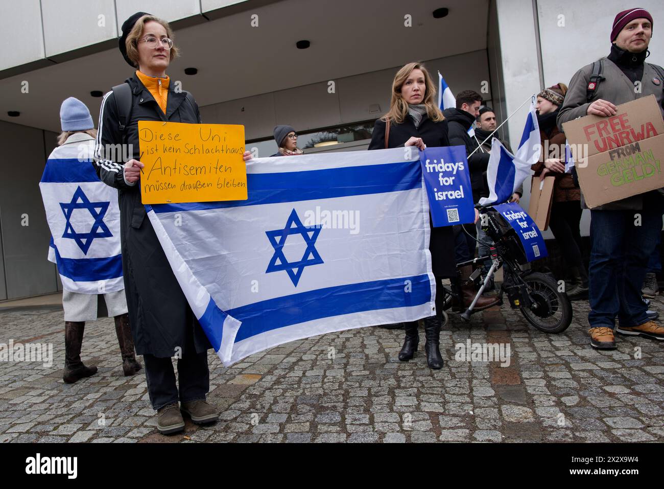 09.02.2024, Berlin, Deutschland - DEU - Freitage für Israel Demonstration vor der Freien Universität Berlin. Jüdische Studenten protestierten gegen Agai Stockfoto