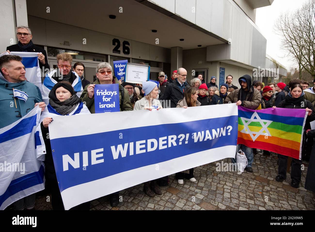 09.02.2024, Berlin, Deutschland - DEU - Freitage für Israel Demonstration vor der Freien Universität Berlin. Jüdische Studenten protestierten gegen Stockfoto