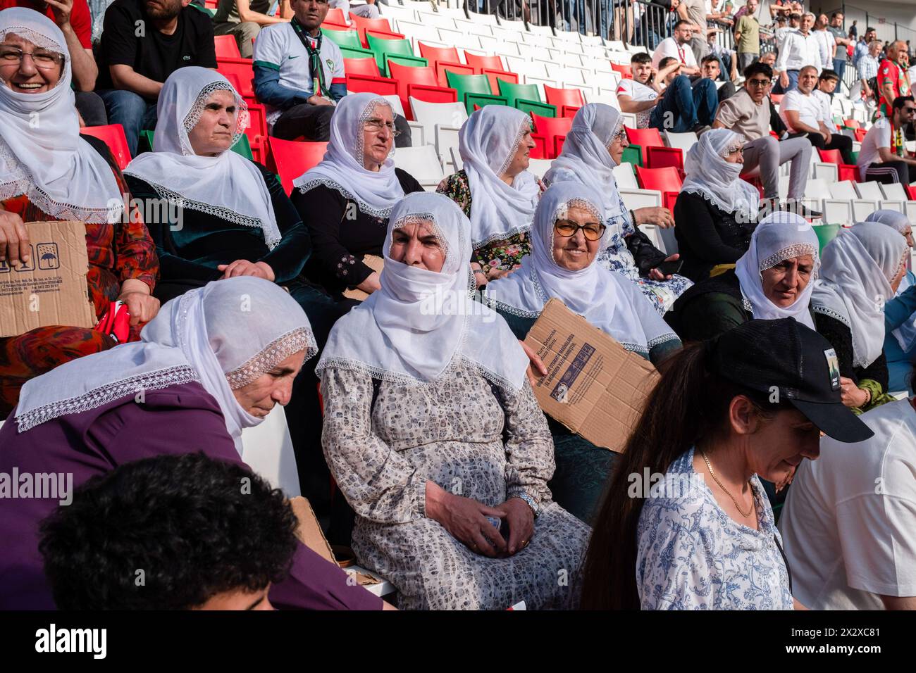 Diyarbakir, Türkei. April 2024. Friedensmütter sahen sich das Amedspor-Spiel an. Amedspor setzte seine Führung in der 2. Liga Roten Gruppe des Türkischen Fußballverbandes (TFF) fort und entschied sich für den Fußballverein Lgdir. Das Spiel wurde von 40 Tausend Menschen im Stadion beobachtet, und Tausende von Menschen in Diyarbakir feierten vor dem Stadion. (Foto: Bilal Seckin/SOPA Images/SIPA USA) Credit: SIPA USA/Alamy Live News Stockfoto