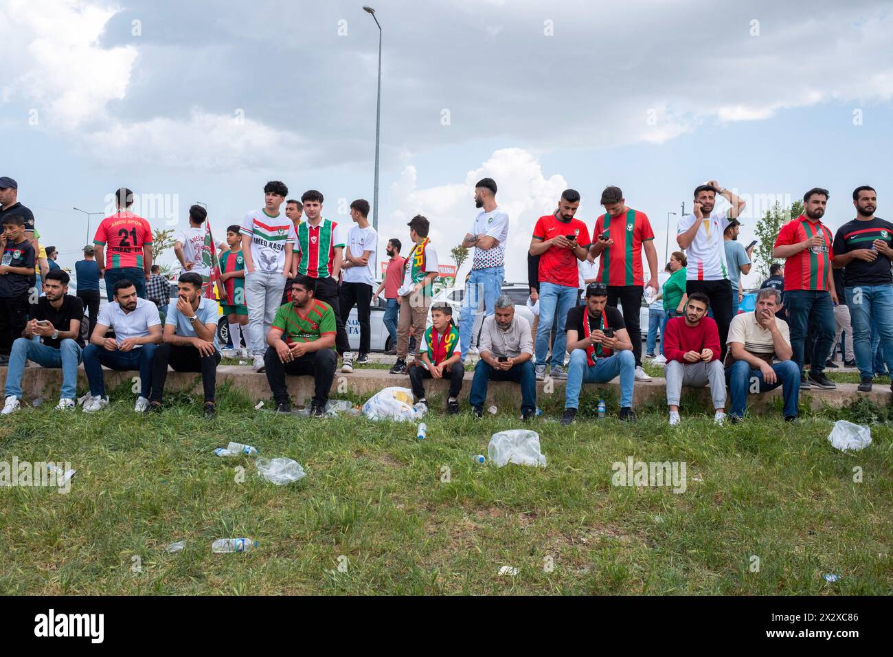 Diyarbakir, Türkei. April 2024. Fans warten auf den Start des Spiels. Amedspor setzte seine Führung in der 2. Liga Roten Gruppe des Türkischen Fußballverbandes (TFF) fort und entschied sich für den Fußballverein Lgdir. Das Spiel wurde von 40 Tausend Menschen im Stadion beobachtet, und Tausende von Menschen in Diyarbakir feierten vor dem Stadion. (Foto: Bilal Seckin/SOPA Images/SIPA USA) Credit: SIPA USA/Alamy Live News Stockfoto