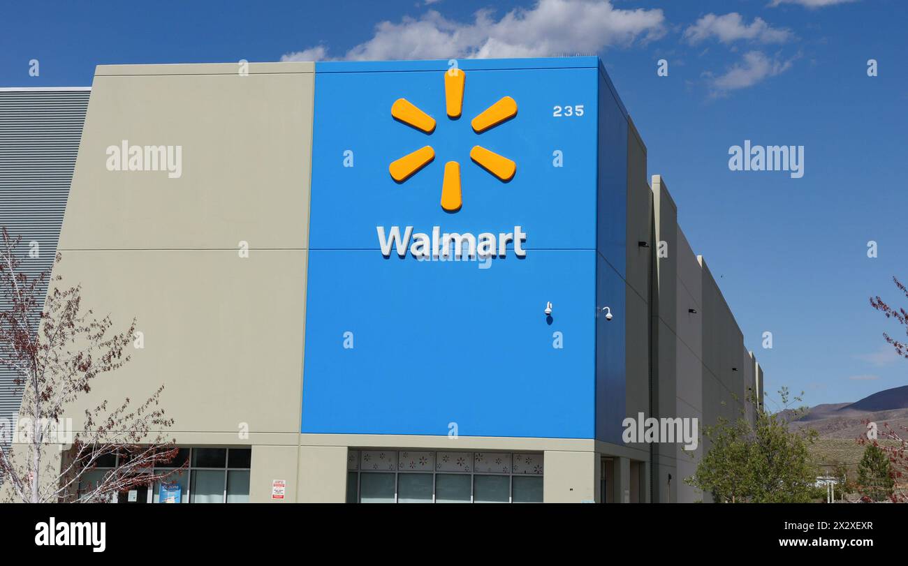 Sparks, Usa. April 2024. Das Walmart-Logo ist in einem Walmart-Versandzentrum zu sehen. Das Walmart Versandzentrum hilft Verkäufern bei der Lagerung, Verwaltung und dem Versand ihrer Produkte. Walmart Versandzentren ähneln Amazon Versand durch Amazon, um wettbewerbsfähig zu bleiben. (Foto: Gabe Ginsberg/SOPA Images/SIPA USA) Credit: SIPA USA/Alamy Live News Stockfoto