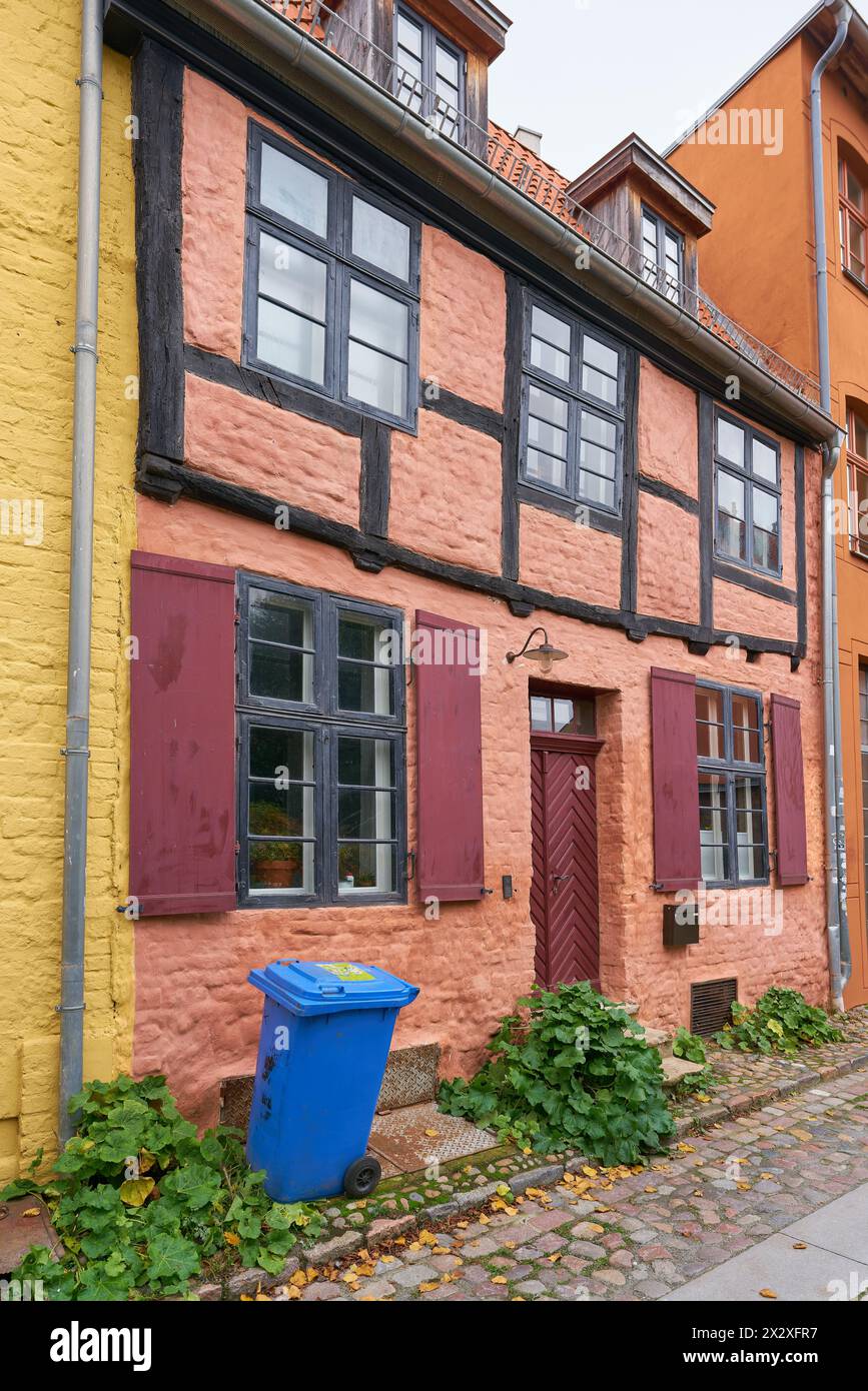 Wohnhaus in der historischen Altstadt von Stralsund in Deutschland mit einer blauen Mülltonne für Recyclingpapier Stockfoto