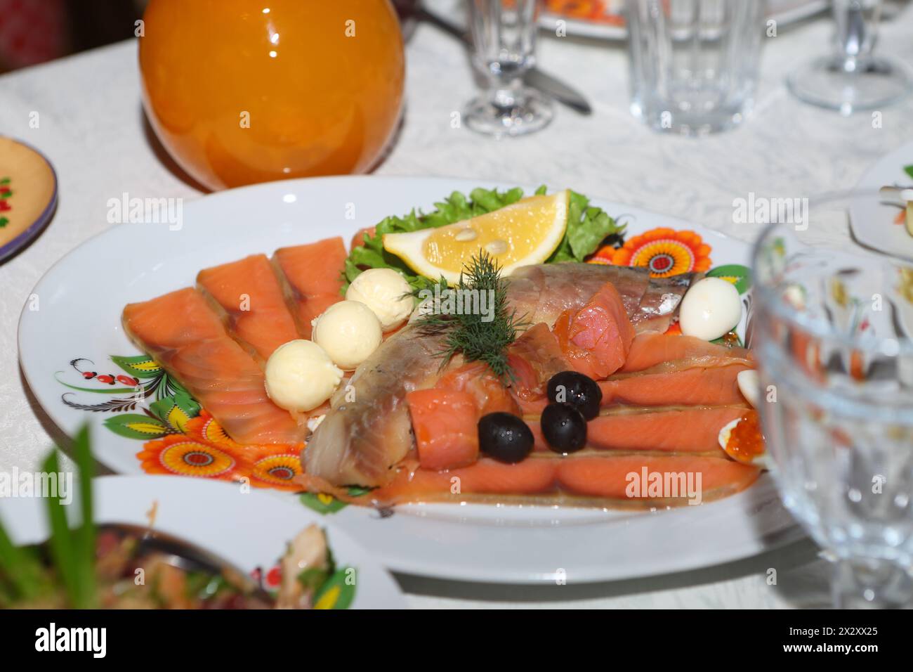 ​​salmon auf einem weißen Teller mit Zitrone Stockfoto