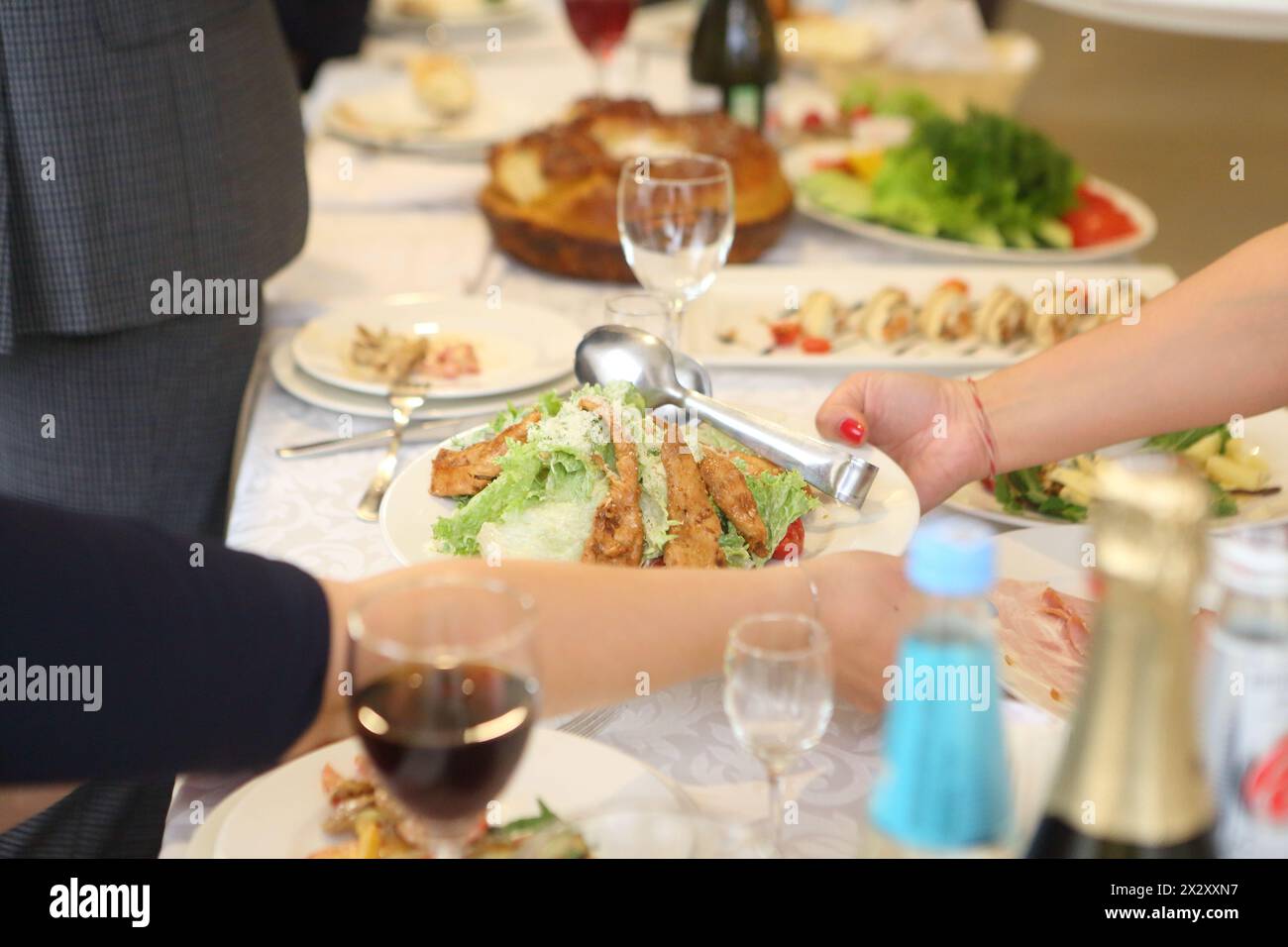Cäsar-Salat mit Huhn auf weißem Hintergrund Stockfoto