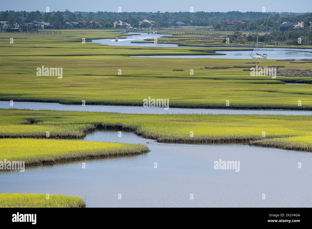 Der gewundene Intracoastal Waterway schlängelt sich durch ein Gezeitenmoor zwischen Jacksonville und Ponte Vedra Beach, Florida. (USA) Stockfoto