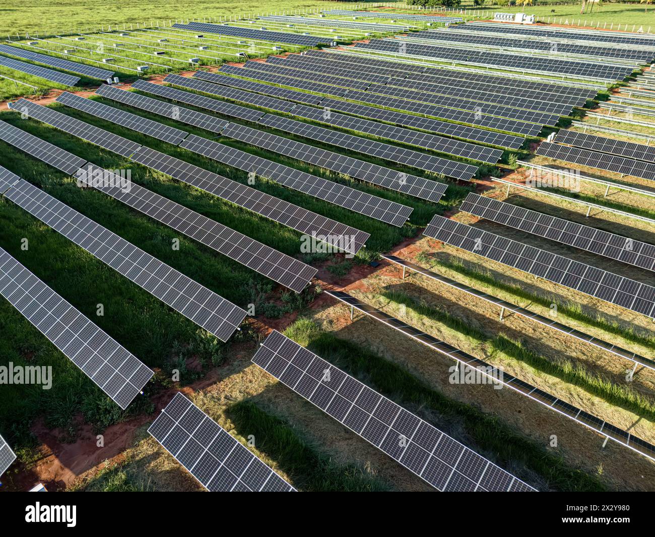 Luftbild der Solaranlage im ländlichen Raum Stockfoto