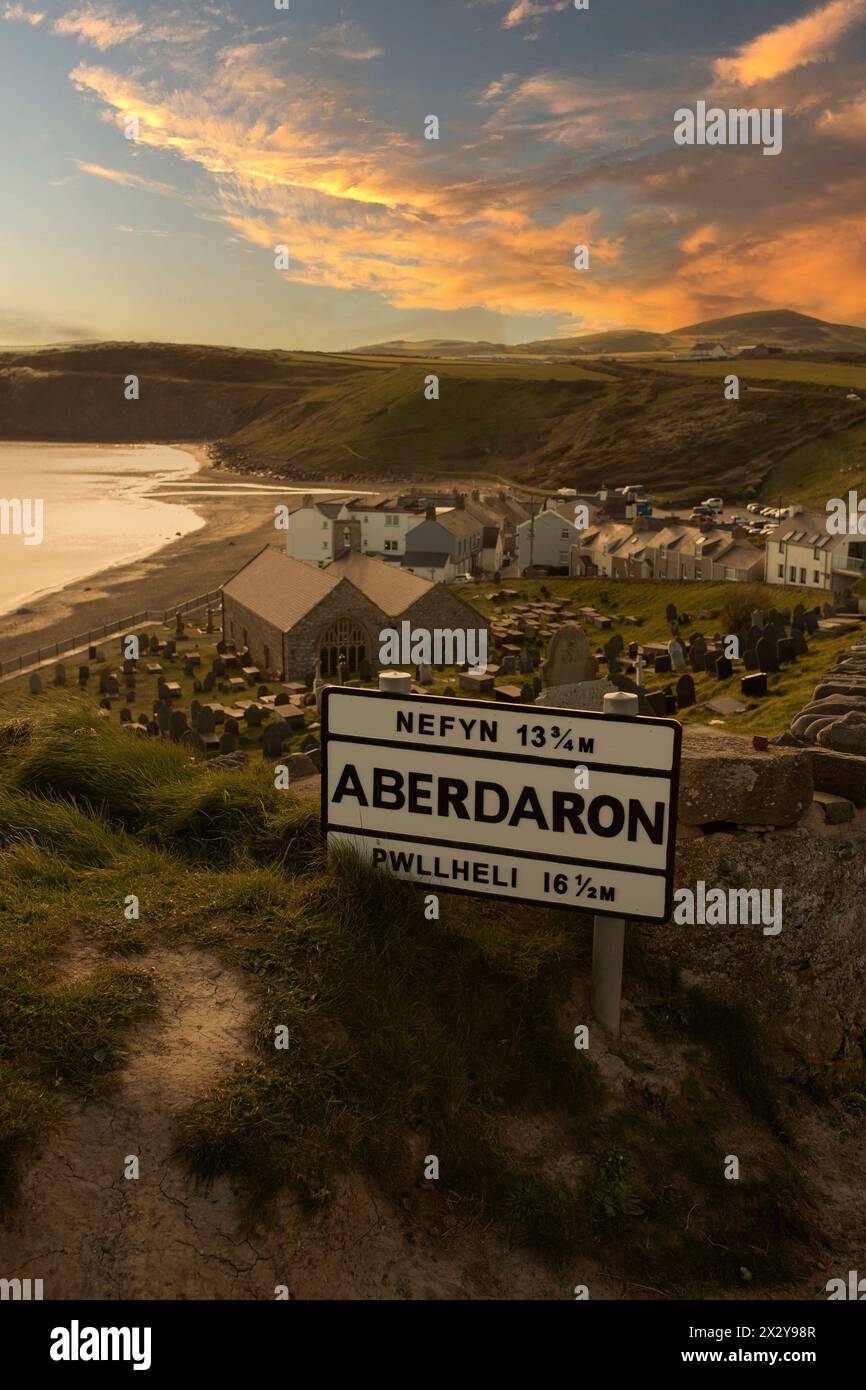 Aberdaron Dorf Straßenschild im Abendsonnenlicht. Aberdaron liegt an der Küste der Halbinsel Llyn in Gwynedd. Stockfoto