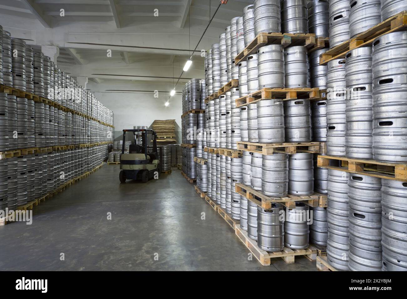 MOSKAU – 16. Oktober: Autoloader mit Bierfässern in der Brauerei Ochakovo am 16. Oktober 2012 in Moskau, Russland. Ochakovo ist das größte russische Unternehmen Bier A Stockfoto