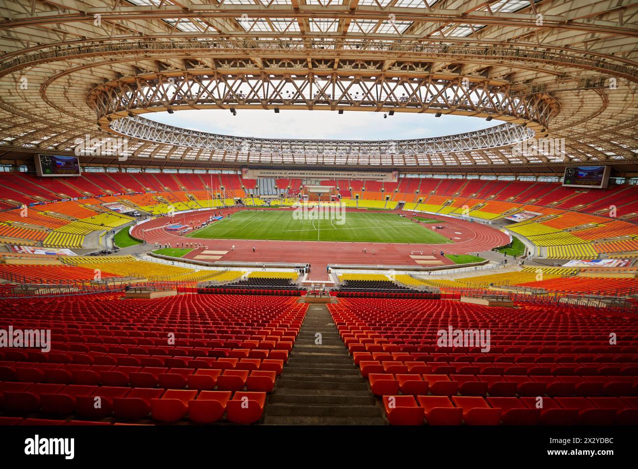 MOSKAU – 11. JUN: Grand Sports Arena des Olympischen Komplexes Luschniki während internationaler Leichtathletikwettbewerbe IAAF World Challenge Moskau Challenge, Jun Stockfoto