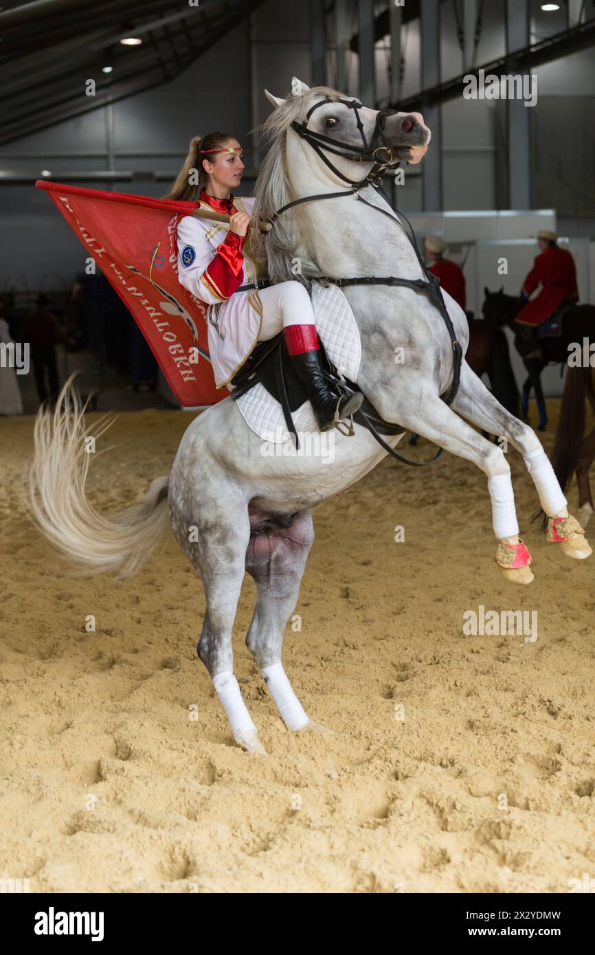 MOSKAU - 6. September: Das Mädchen auf dem Pferd aufgezogen in der Show des Zentrums für Trickreiten Reitverband der Region Moskau auf Pferdeschau und Exhibitio Stockfoto