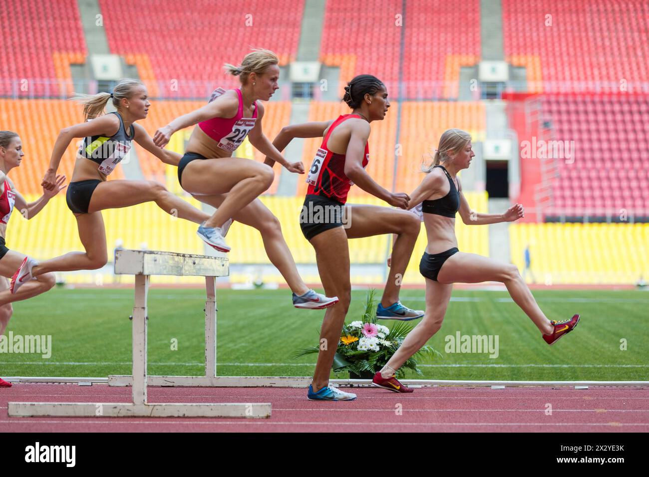 MOSKAU – 11. JUN: Frauen können Hindernisse beim Internationalen Leichtathletikwettbewerb Moscow Challenge am 11. Juni 2012 in Luschniki, Moskau, Russ leicht überwinden Stockfoto