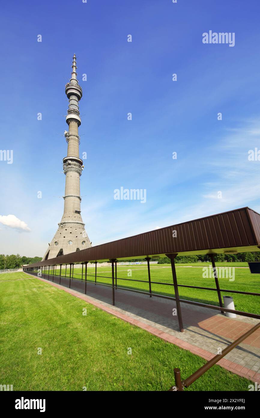MOSKAU - 22. JUNI: Ostankino-Turm am Sommertag, am 22. Juni 2012 in Moskau, Russland. Ostankino Tower – ist weltweit fünfter für freistehende Bauwerke. Stockfoto