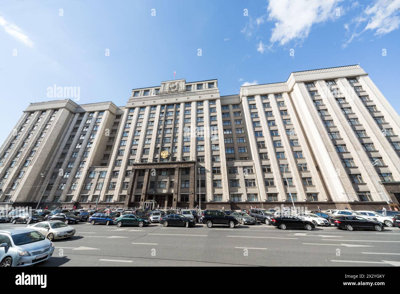 MOSKAU - 17. September: Bau der Staatsduma auf Okhotny Ryad am 17. September 2012 in Moskau, Russland. Das zehngeschossige Gebäude wurde 1932-1936 erbaut Stockfoto