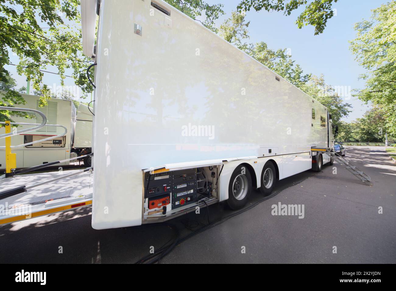 MOSKAU - JUNI 30: Mobilfunk-Sender Panorama, am 30. Juni 2012 in Moskau, Russland. Die Organisation Sports Broadcasting (Marke Panorama) war establ Stockfoto