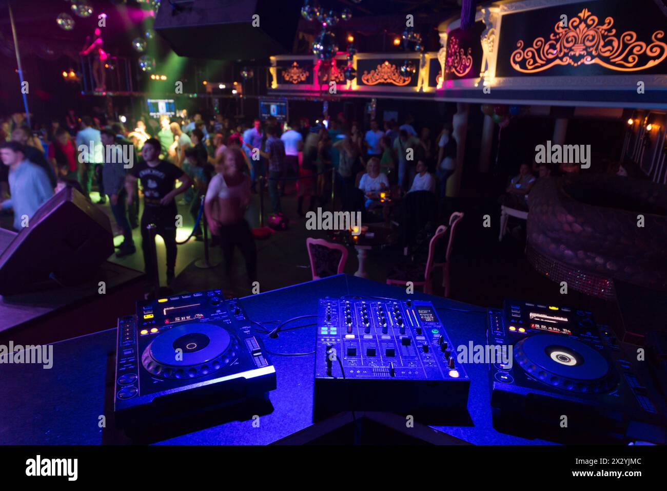 Der leere Platz mit DJ-Ausrüstung mischt Musik Stockfoto