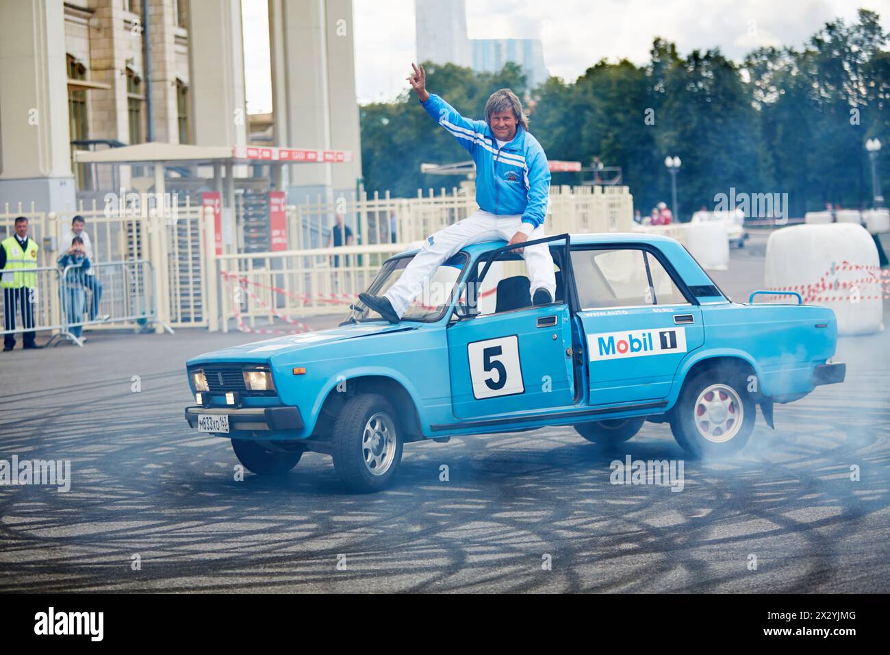 MOSKAU – JUN 30: Demonstration eines Mitglieds des Stuntmen-Teams Avtorodeo Togliatti Trick während des Speedfestes im Olympischen Komplex Luschniki, 3. Juni Stockfoto