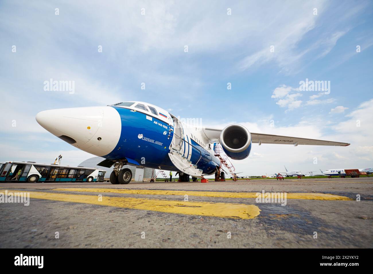 MOSKAU - 22. MAI: AN-148-100E auf dem Flughafen Domodedovo, 22. Mai 2012, Moskau, Russland. AN-148 – Kurzstreckenpassagierflugzeug mit Schmalkörper, betrieben von UNT Stockfoto