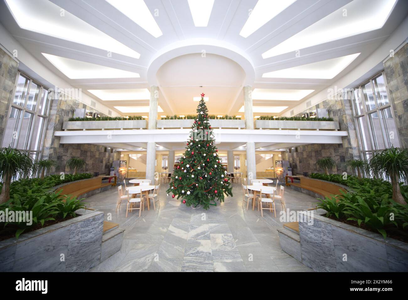 MOSKAU - Dez 30: Saal mit einem Neujahrsbaum im Kulturzentrum ZIL, 30. Dezember 2012, Moskau, Russland. Im Dezember 2012 feierte das Centre sein 75 Stockfoto