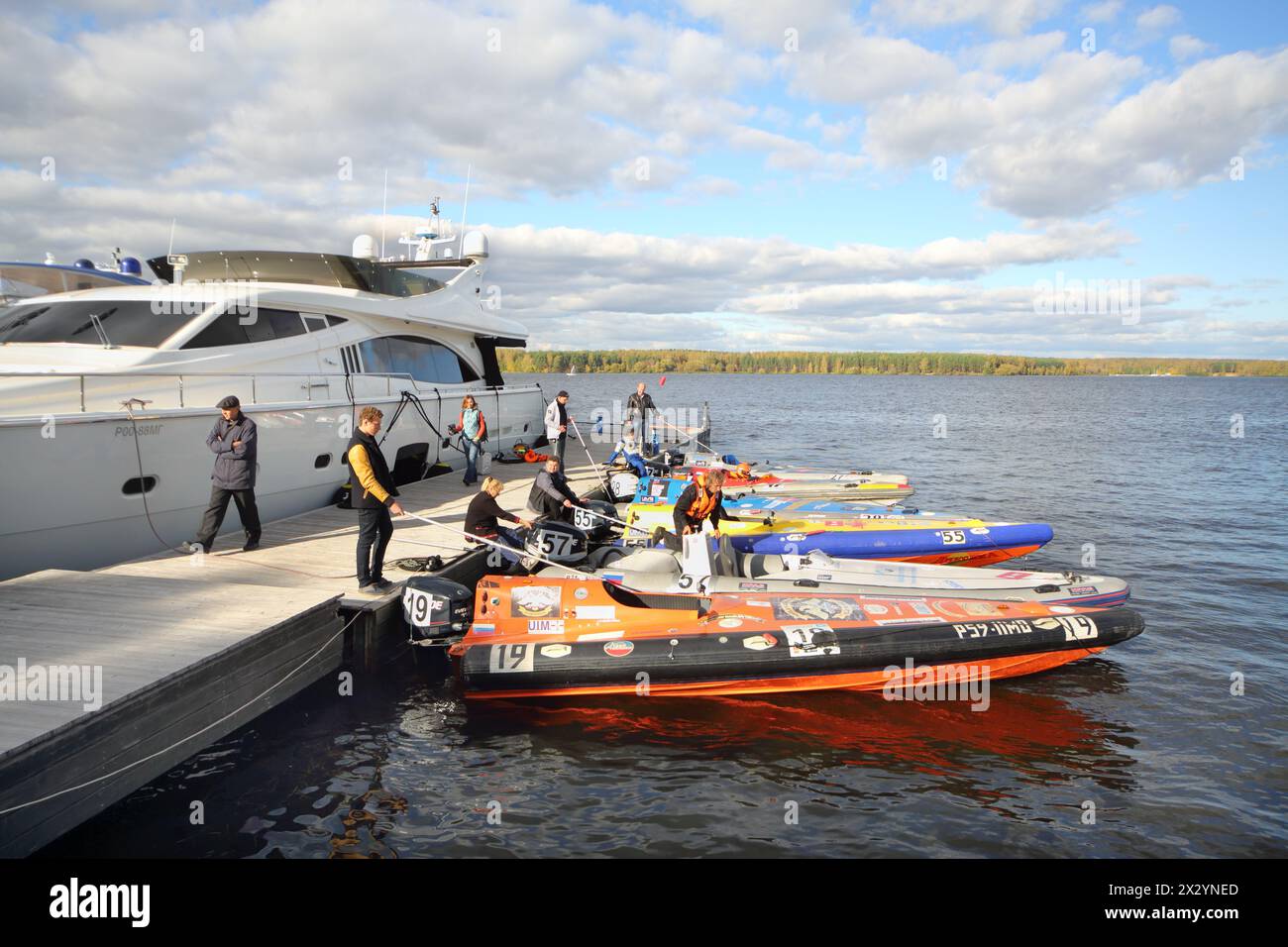 MOSKAU - 29. SEPTEMBER: Sportler bereiten sich auf den Wettbewerb auf der Powerboat Race Show 2012 in Yachtclub Gals vor, am 29. September 2012 in Moskau, Russland. Gleichmäßig Stockfoto