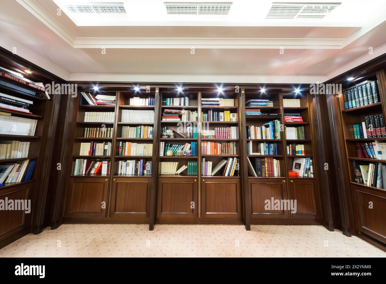 MOSKAU - 6. Dezember: Bibliothek mit Bücherregal im Baltschug Kempinski Moscow Hotel am 6. Dezember 2012 in Moskau, Russland. Stockfoto