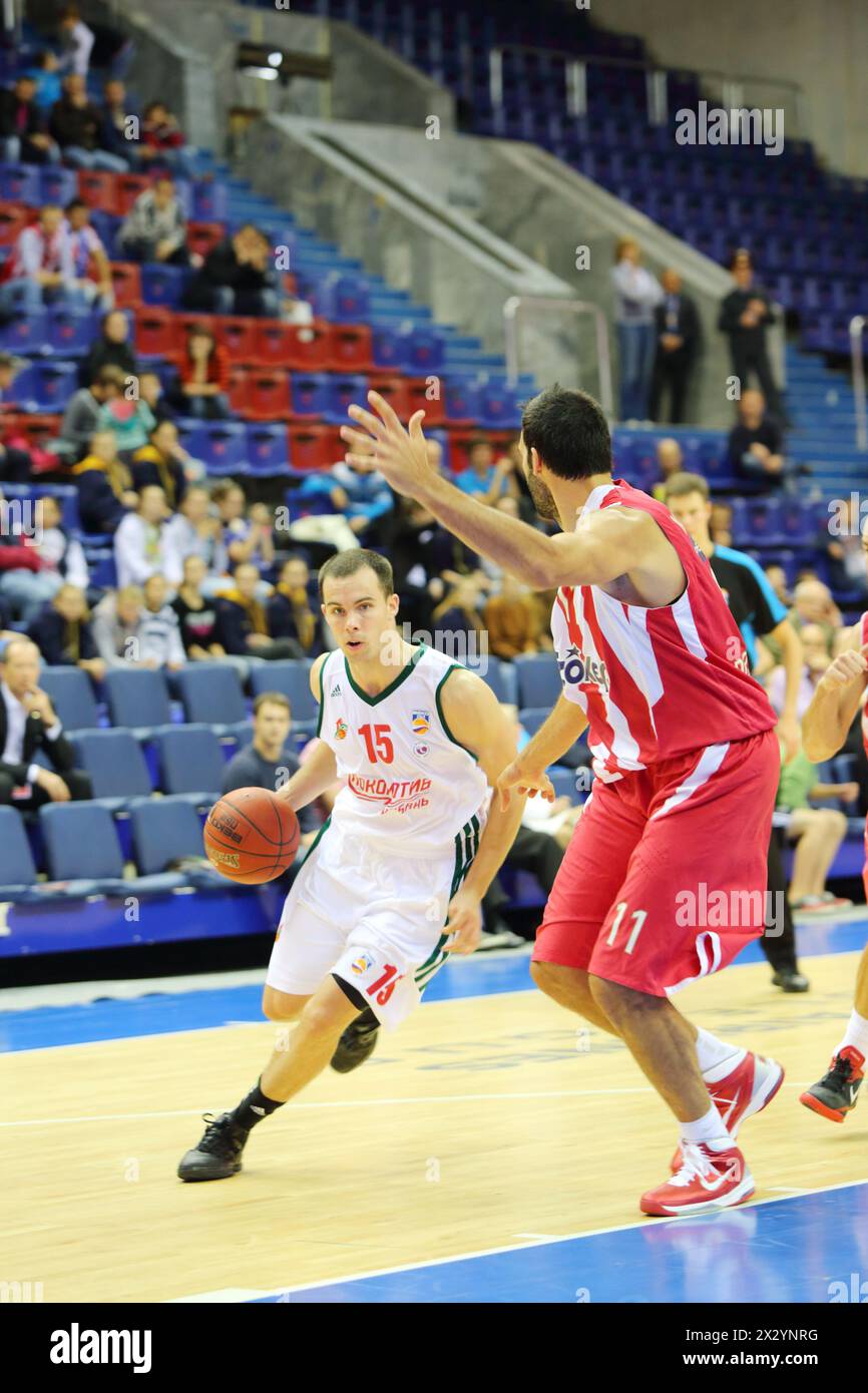 MOSKAU – 29. September: Die Basketballspieler Olympiakos (Griechenland, rot) und Lokomotiv-Kuban (Russland, weiß) spielen Basketball im Turnier um den Pokal Gom Stockfoto