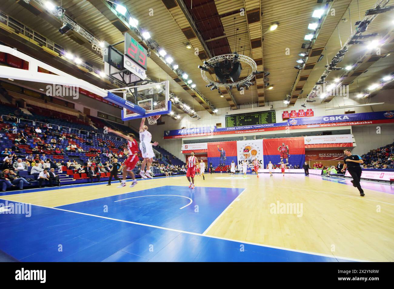 MOSKAU – 29. SEPTEMBER: Olympiakos (Griechenland) und Lokomotiv-Kuban (Russland) spielen Basketball im Turnier um den Pokal Gomelsky im CSKA-Sportcenter Stockfoto
