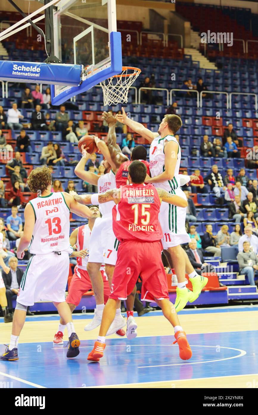 MOSKAU – 29. September: Die Basketballspieler Olympiakos (Griechenland, in Rot) und Lokomotiv-Kuban (Russland, in weiß) spielen im Turnier um den Pokal in der Nähe des Basketballkörpers Stockfoto
