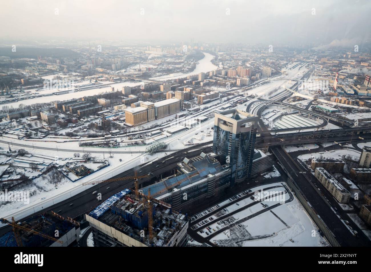 MOSKAU - 2. JAN: Presnensky-Bezirk aus Moskau-Stadt im Winter am 2. Januar 2013 in Moskau, Russland. Stockfoto