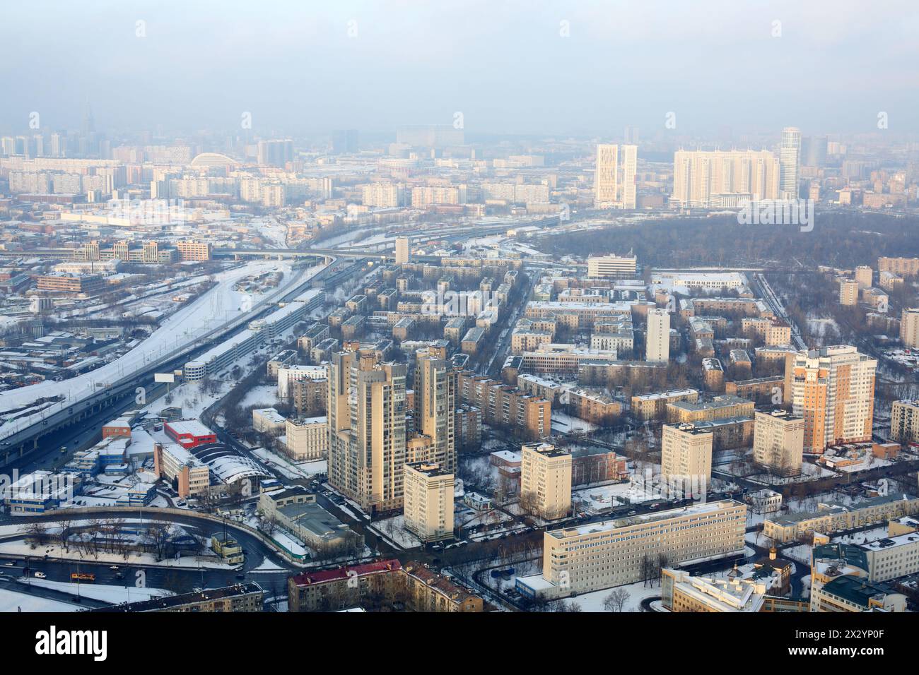 MOSKAU - 2. JAN: Blick von Moskau-Stadt auf das Presnensky-Viertel im Winter am 2. Januar 2013 in Moskau, Russland. Stockfoto