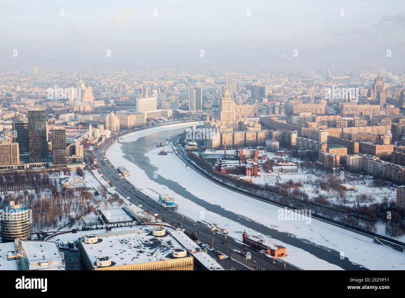 MOSKAU - 2. JAN: Blick von Moskau-Stadt auf die Landschaft mit dem Weißen Haus, dem Hotel Ukraine, dem Außenministerium und dem Fluss Moskau im Presnensky-Viertel Stockfoto