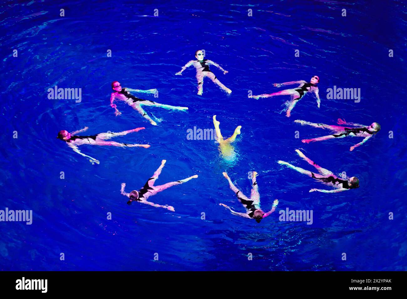 MOSKAU - 4. JAN: Synchronisierte Schwimmer-Performance im Schwimmbad des Sportkomplexes Olympyisky während der Musical Show Through the Looking Glass, Januar Stockfoto