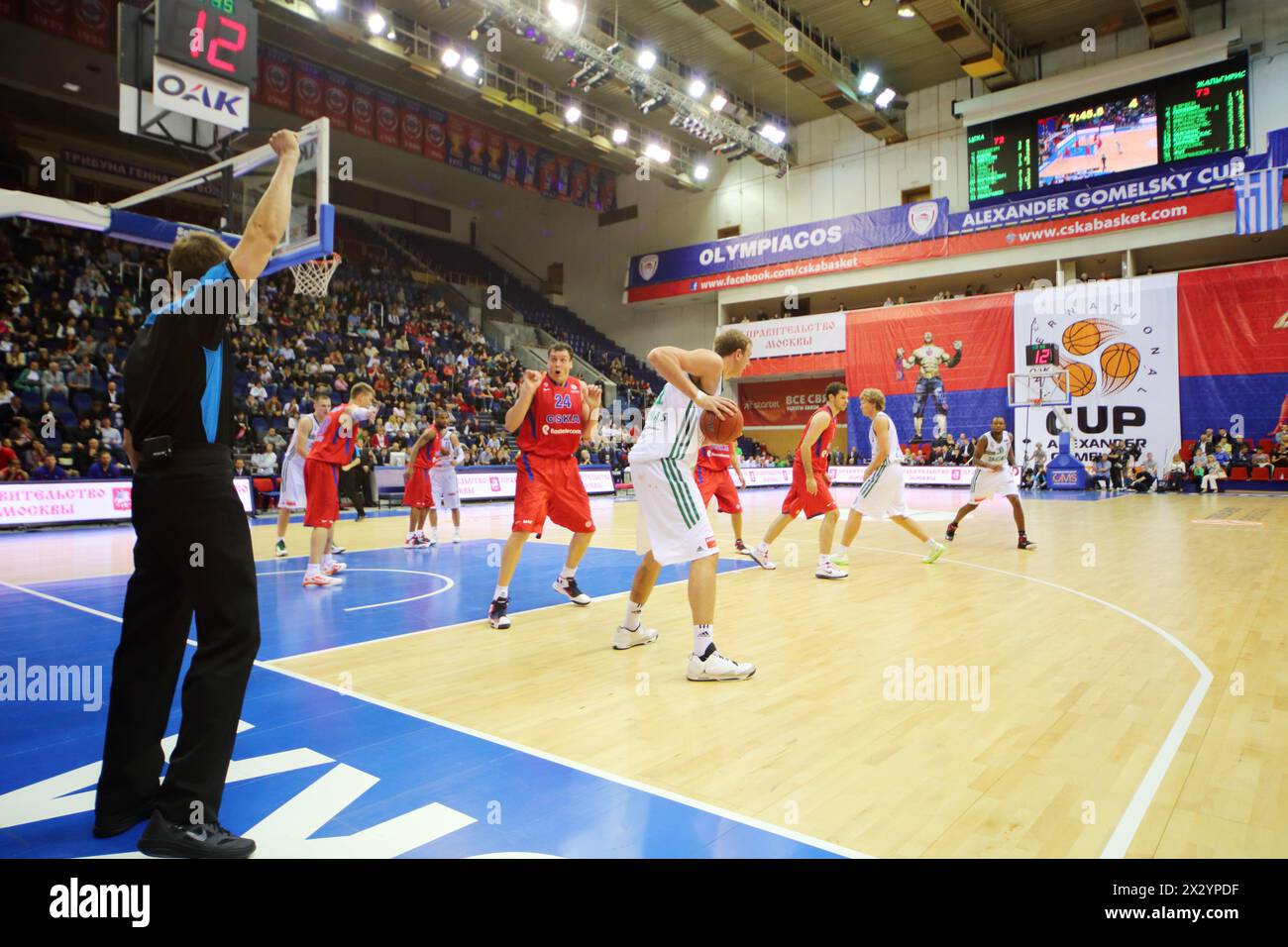 MOSKAU – 29. September: Zalgiris (Litauen, in weiß) und CSKA Moskau (Russland, in rot) spielen Basketball im Turnier um den Pokal Gomelsky in CSKA sp Stockfoto