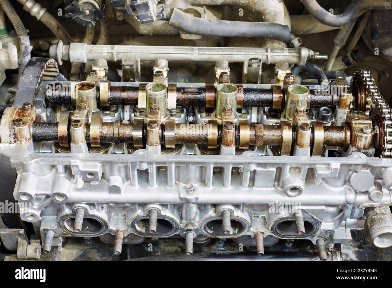 Großaufnahme des in Reparatur befindlichen Benzinmotors Stockfoto