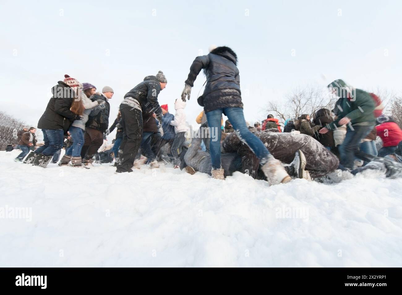 MOSKAU - 9. Dezember: Viele Menschen haben Spaß beim Schneeschießen im Central Park of Culture and Rast benannt nach Maxim Gorki 9. Dezember. Stockfoto