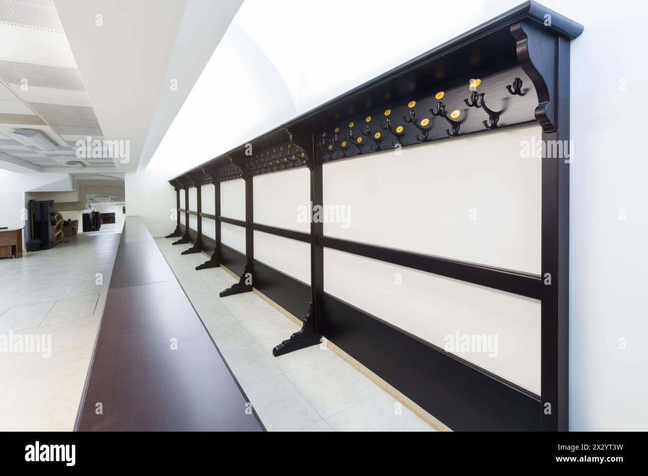 Ein eleganter Kleiderschrank in einem hellen, großen Flur Stockfoto