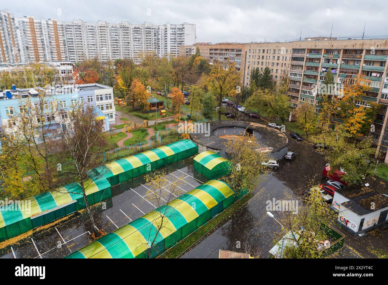 MOSKAU - 6. OKT: Blick in den Innenhof Bogorodskoe im Herbst (Blick nach unten) am 6. Oktober 2012 in Moskau, Russland. Garagen in runden Gebäuden r Stockfoto