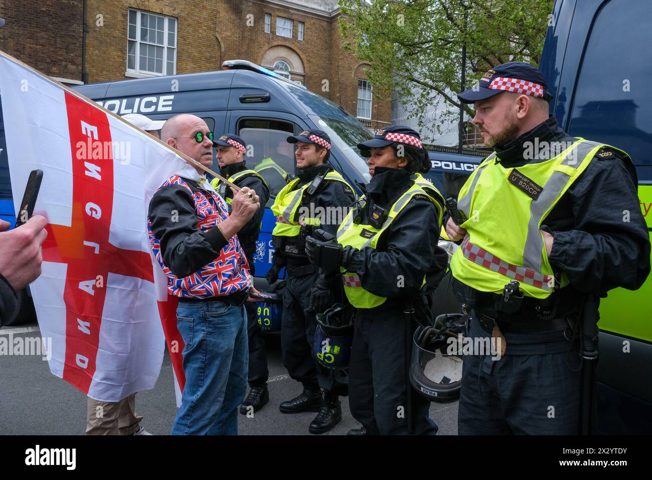 London, Großbritannien, 23. April 2024. In Whitehall wurde den ganzen Tag über eine starke Polizeipräsenz beobachtet. In Whitehall fand eine Kundgebung zum St. George's Day statt, teilweise eine Feier – und teilweise Protest –, an der eine große Menge von Patrioten, Fußballfans und anderen teilnahmen, die rote und weiße Fahnen trugen und einige in Kostümen trugen. Quelle: Eleventh Photography/Alamy Live News Stockfoto