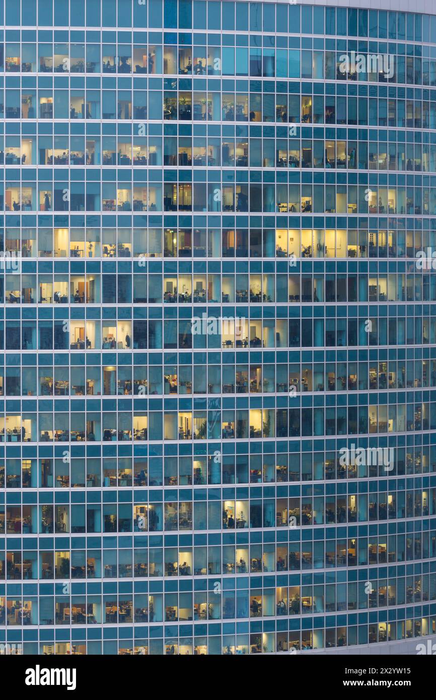 MOSKAU - 9. Oktober 2012: Viele Menschen in einem Fenster aus Wolkenkratzern und Bau in Moskau-Stadt. Moskau Stadt ist Business d Stockfoto