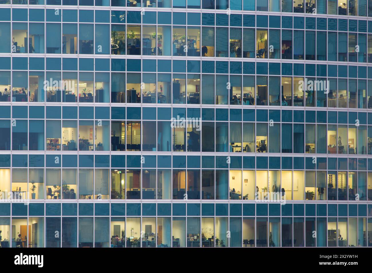 MOSKAU - 9. Oktober 2012: Viele Menschen in einem Fenster aus Wolkenkratzern und Bau in Moskau-Stadt. Moskau-Stadt wird auch enthalten Stockfoto