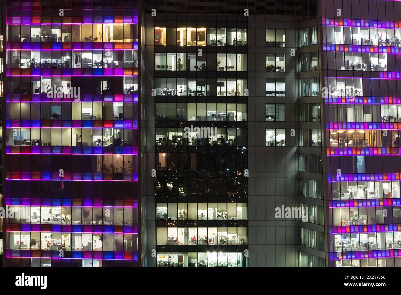MOSKAU - 9. Oktober 2012: Viele Menschen in einem Fenster des Wolkenkratzers am Abend in Moskau-Stadt, Russland. Moskau-Stadt wird Th einschließen Stockfoto