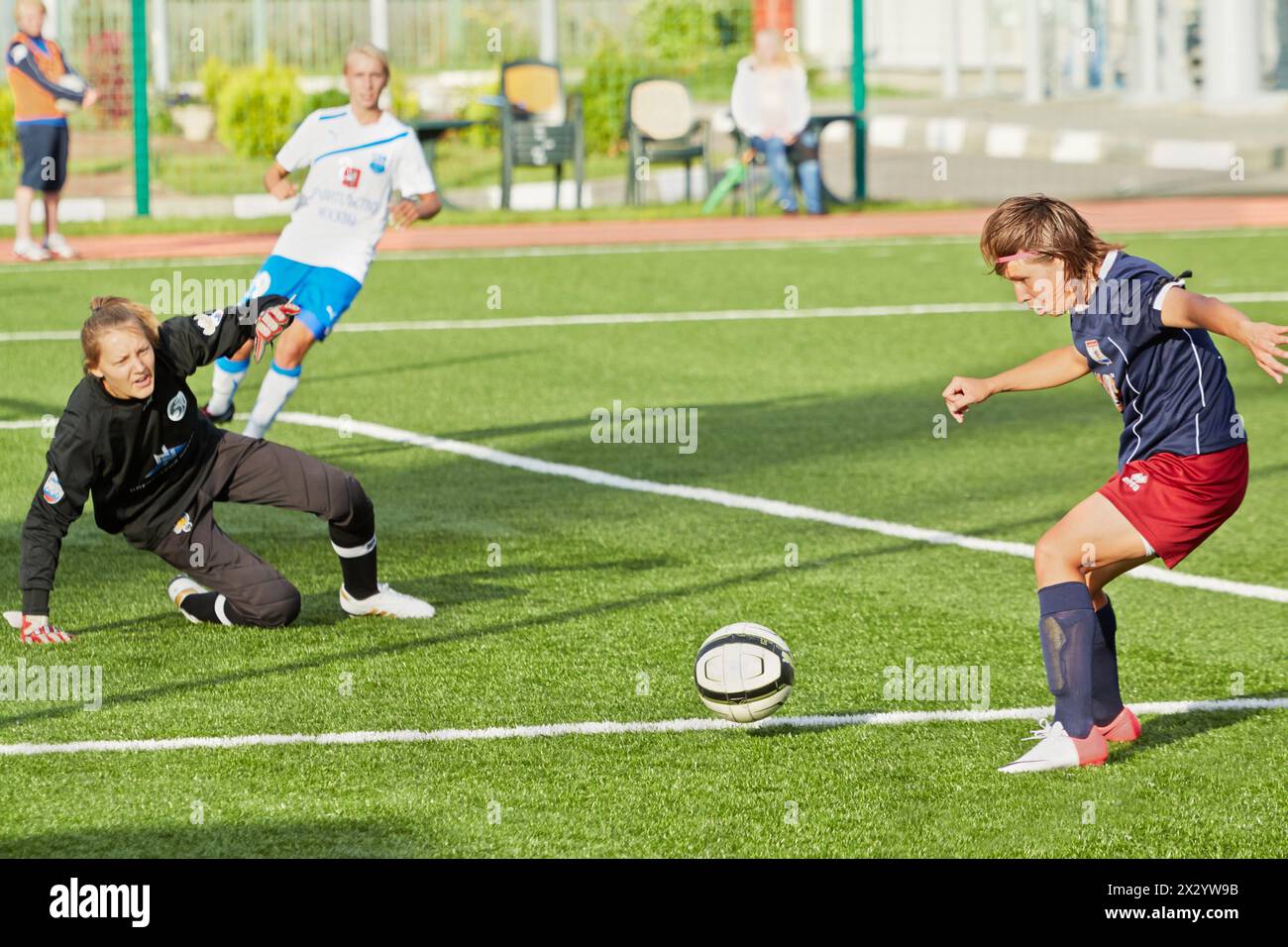 MOSKAU - 23. August: Angriff der Torbox während des Spiels zwischen den Mannschaften CSP Izmailovo (Moskau) und Mordowochka (Saransk) im Stadion von CSP Izmailovo (Au) Stockfoto