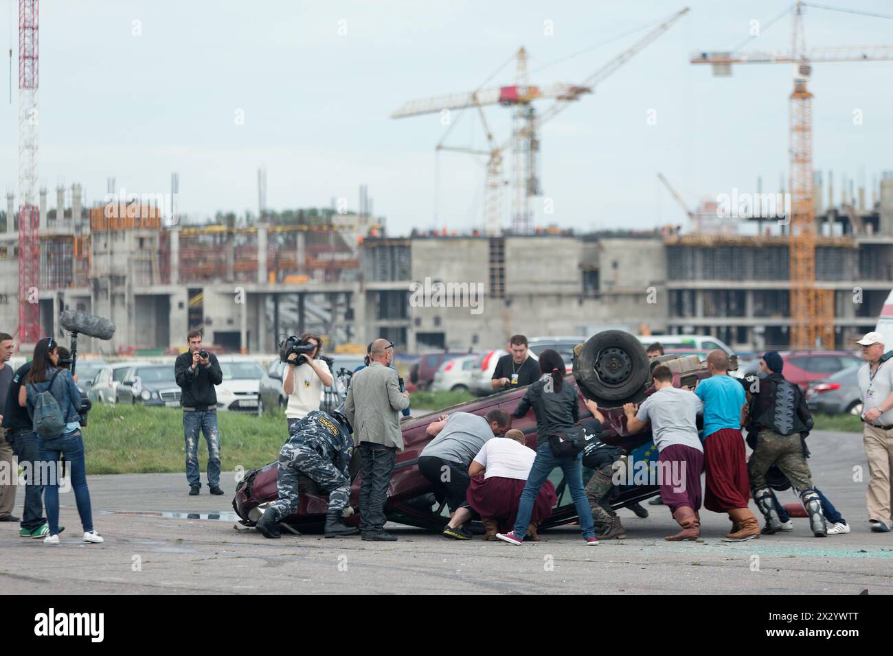 MOSKAU - 25. August: Retter stürzten am 25. August 2012 in Moskau auf das umgedrehte Auto auf dem Festival of Art und Filmstunt Prometheus in Tushino. T Stockfoto