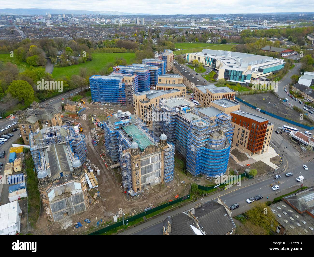 Luftaufnahme der im Bau befindlichen neuen Wohngebäude im Victoria Development von Sanctuary Scotland in Langside, Glasgow, Schottland, Großbritannien Stockfoto