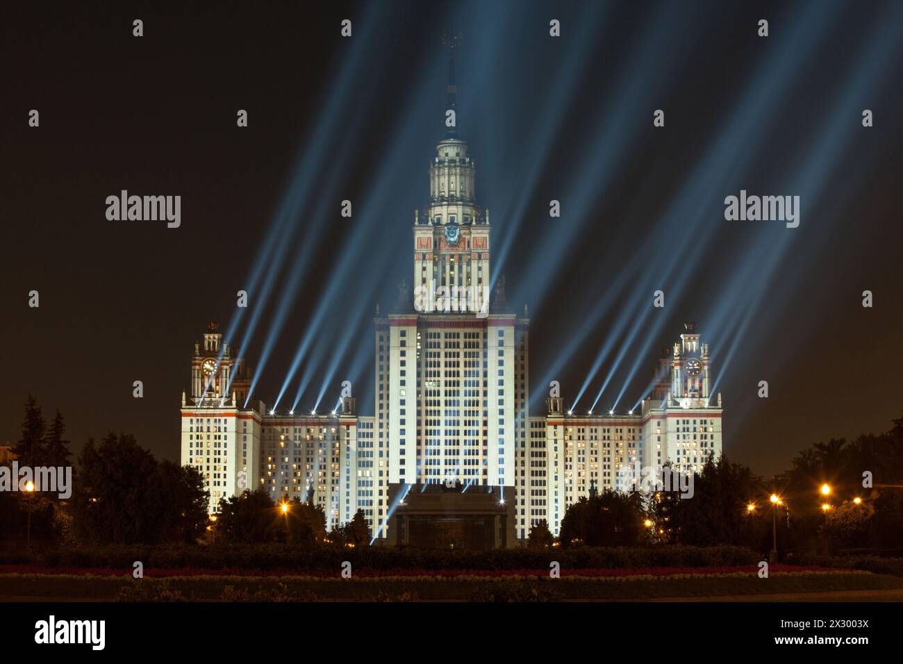 MOSKAU - 28. August: Abendansicht der Moskauer Staatlichen Universität mit einer großen Anzahl von Projektoren am 28. August 2011 in Moskau Russland. Mit dem Turm er Stockfoto