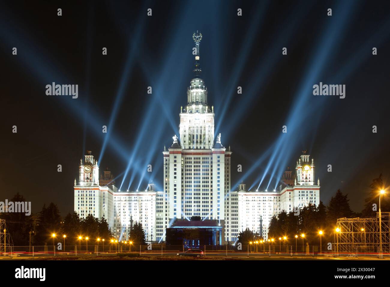 MOSKAU - 28. August: Abendansicht der Moskauer Staatlichen Universität mit einer großen Anzahl von Projektoren am 28. August 2011 in Moskau Russland. Das zentrale Gebäude Stockfoto