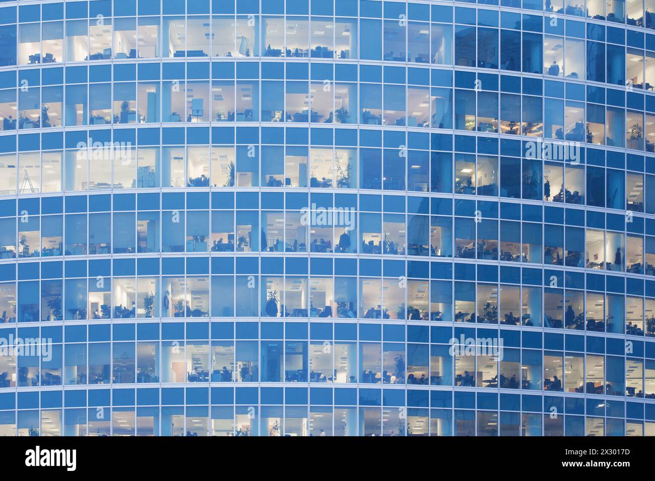 MOSKAU - 8. Dezember: Viele Menschen in einem Fenster eines Wolkenkratzers in Moskau-Stadt am 8. Dezember 2010 in Moskau, Russland. Moskau City ist ein Geschäftsviertel unter Co Stockfoto
